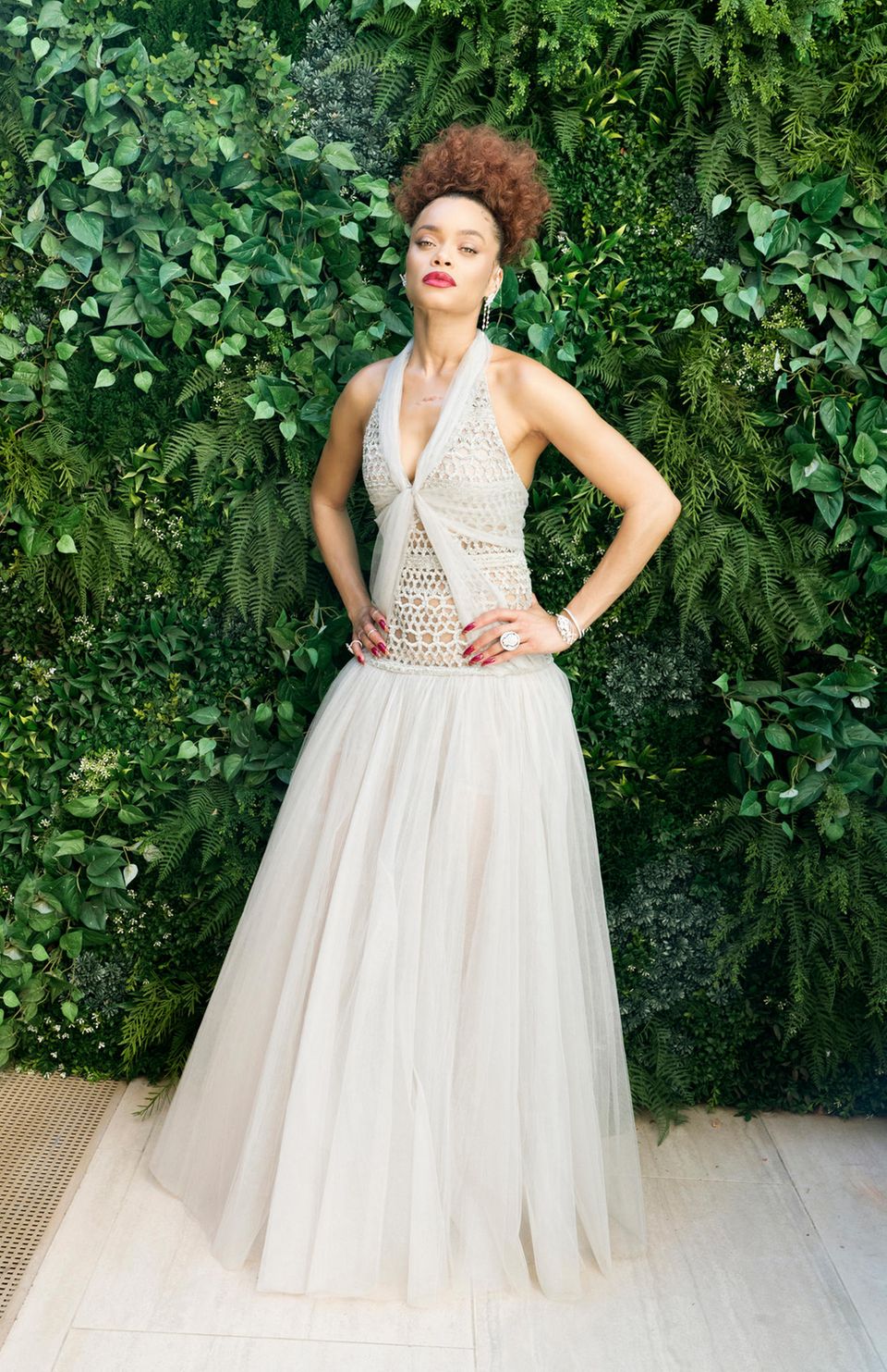 Musikerin Andra Day ist im verträumten Glamour-Look von Chanel eine wahre Augenweide.