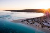 Die Turquoise Bay in der Nähe der westaustralischen Stadt Exmouth ist nicht nur traumhaft schön, sie ist auch perfekt zum Schnorcheln. Das vorgelagerte Ningaloo-Riff gehört zum Unesco-Welterbe und liegt – anders als das Great Barrier Reef – ungewöhnlich nah vor der Küste.