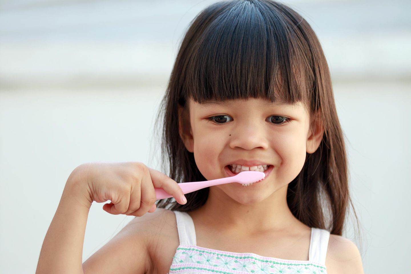 Zahnpasta für Kinder: Kind putzt Zähne