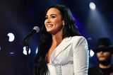 Demi Lovato  Die Sängerin lässt sich mit 18 Jahren wegen ihrer Magersucht und Bulimie in eine Klinik einweisen. Im Gespräch mit dem US-Magazin "People" erzählt sie, dass bereits ihre Mutter und Großmutter an Bulimie gelitten haben. "Hoffentlich werden meine Kinder nicht daran erkranken, aber es ist wie eine Sucht, es ist vererbbar", meint der Ex-"Disney Channel"-Star.