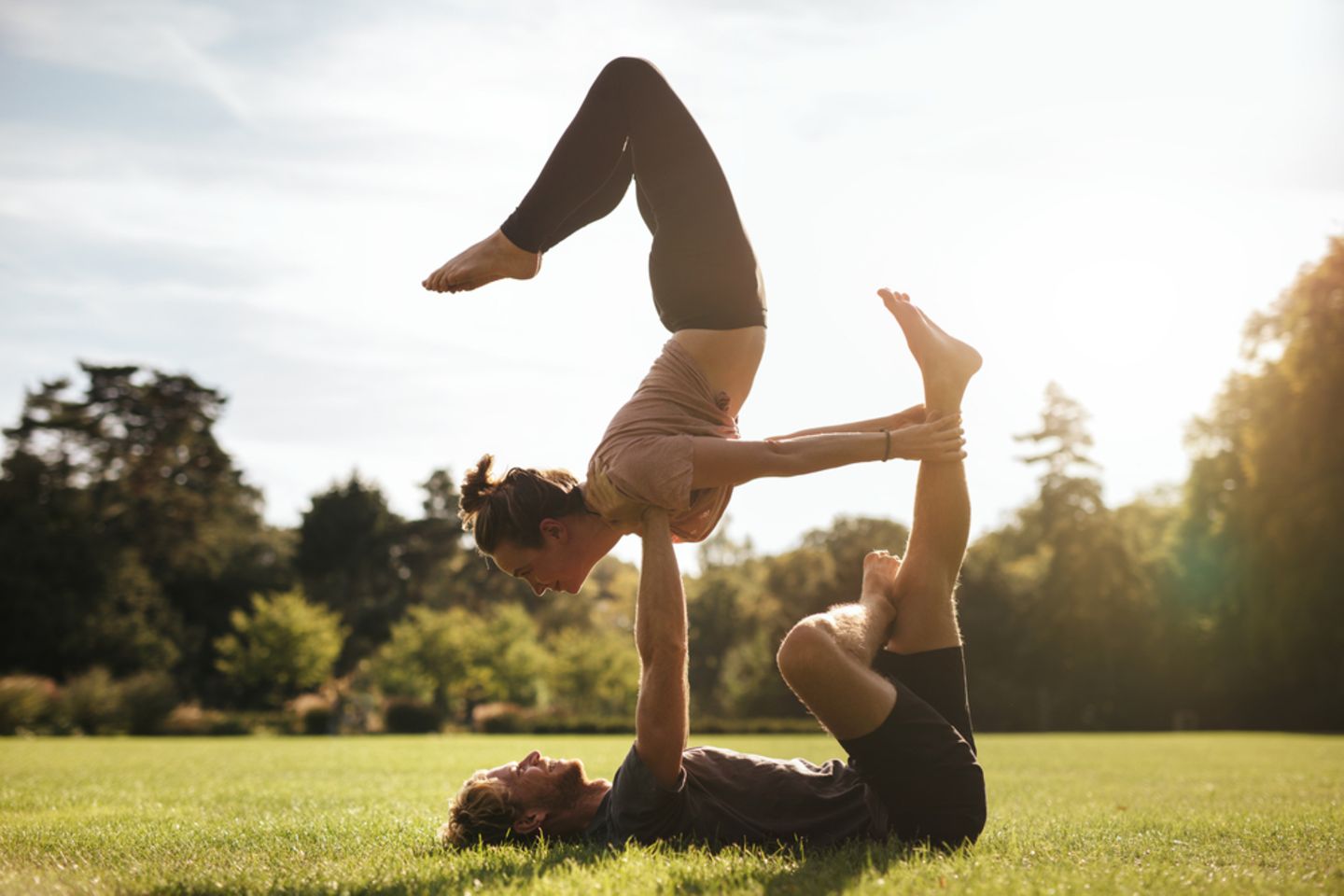 Acro Yoga: Mann und Frau beim Acro Yoga