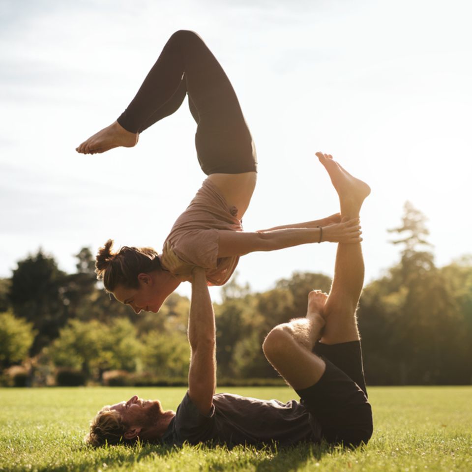 Acro Yoga: Mann und Frau beim Acro Yoga