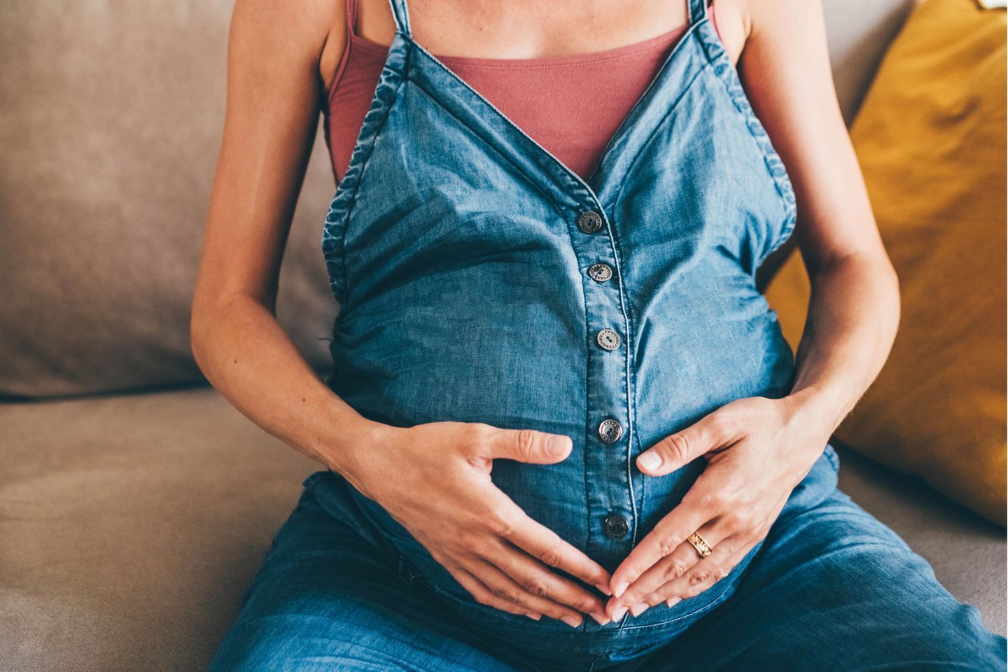 Hormongesteuert: Schwangere Frau hält sich Bauch