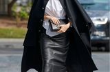 Bei einem öffentlichen Auftritt beweist Königin Letizia mal wieder ihr Händchen für Mode. Diesmal wählt sie einen Bleistiftrock aus Leder und kombiniert ihn mit weißer Bluse, Pumps und einem richtig coolen Cape-Mantel. Ganz ehrlich, das würden wir sofort genauso tragen!