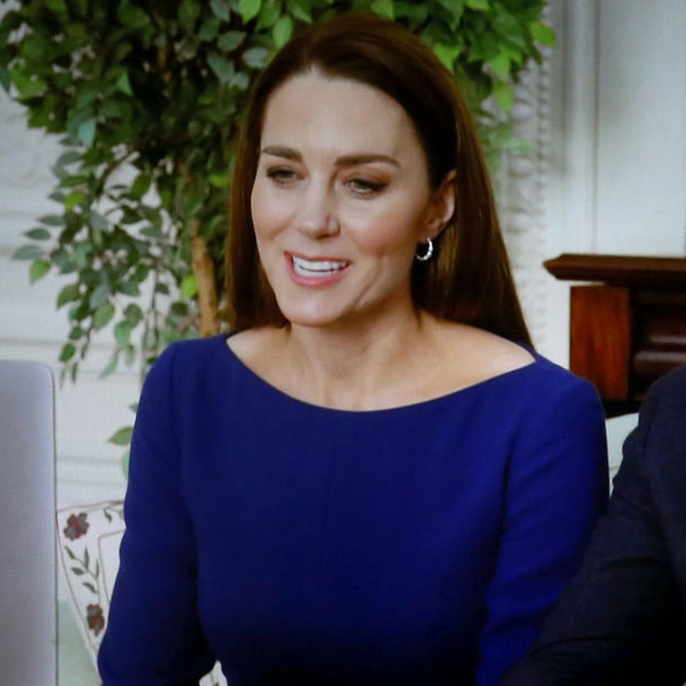 Zu den digitalen Feierlichkeiten des Commonwealth (am selben Tag wie die Ausstrahlung des Day trägt Herzogin Catherine ein royalblaues Kleid von Emilia Wickstead mit U-Boot-Ausschnitt. Viel sieht man nicht – aber Kates Stilsicherheit lässt sich trotzdem erkennen.
