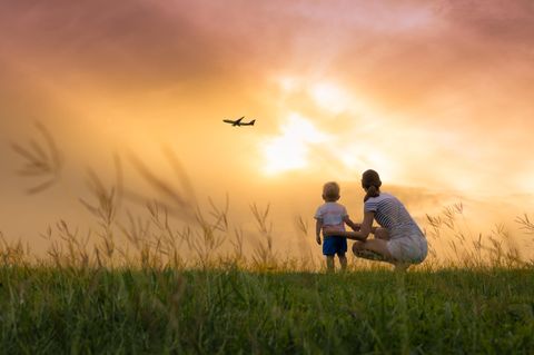 Martina von Münchhausen: Frau und Kleinkind auf Wiese beobachten Flugzeug