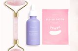 Fahle Winterhaut adé: Mit diesem Set bestehend aus Eye Patches, einem Hyaluron Supreme Serum und einem Rosenquarz Beauty Roller bringen wir die Haut zum Strahlen. Insbesondere der Beauty Roller überträgt bei Hautkontakt positive Schwingungen. Er baut Spannungen und Stress im Körper ab und strafft bei regelmäßiger Anwendung. "Golden Glow Set", von Rosental, kostet ca. 73 Euro  Mit der BRIGITTE Shopping Card sparst du bei Rosental vom 17. März bis 05. April 2021 25 Prozent.