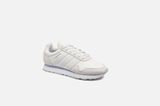 Ein weißer Sneaker IST unser Allzeit-Favorit. Warum? Weil man ihn einfach vielfältig kombinieren kann. Ob mit Kleid, Maxirock, Röhrenjeans oder Stoffhose – der passt immer. Von Adidas Originals, über Sarenza, kostet ca. 90 Euro  Mit der BRIGITTE Shopping Card sparst du bei Sarenza vom 17. März bis 05. April 2021 20 Prozent.