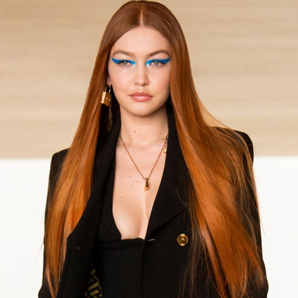Gigi Hadid überrascht bei der Versace-Show mit neuer Haarfarbe