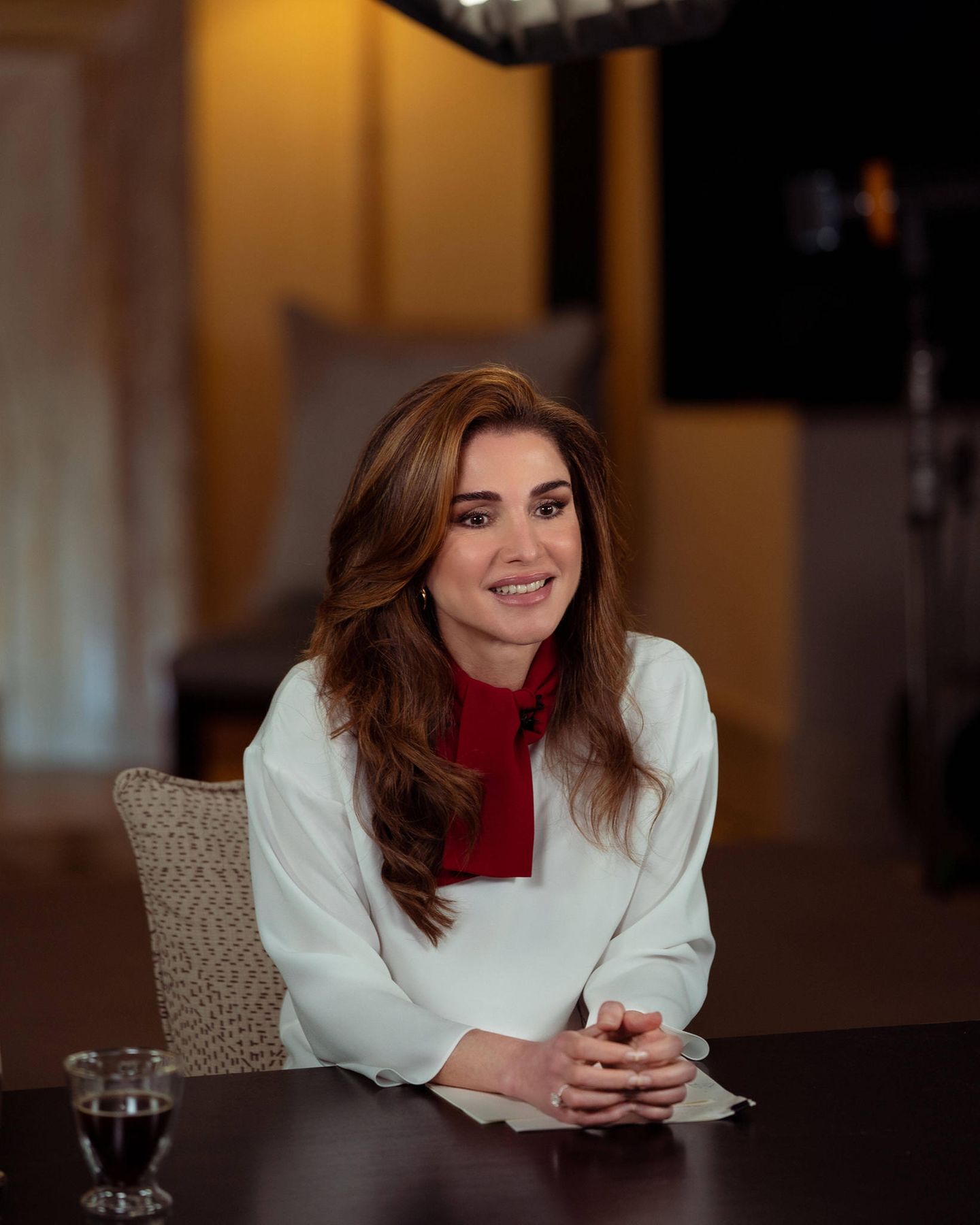 Ganz schön clever: Königin Rania wendet während einer Videokonferenz einen royalen Fashion-Trick an, den sich bereits Herzogin Kate zunutze gemacht hat. Sie trägt ihre Bluse von Marni anders, als es der ursprüngliche Entwurf vorgibt. Die rote Schluppe fällt nicht, wie eigentlich gedacht, über den Rücken, sondern Rania hat sie vorne zu einem Halstuch gebunden und gibt ihr damit einen eleganten Twist. 