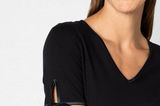 In dieses schlichte T-Shirt mit V-Ausschnitt und Schleife haben wir uns sofort verliebt. Ihr könnt es zu allem kombinieren – endlich haben eure auffälligen Hosen einen perfekten Partner gefunden! Die süße Schleife am Ärmel macht das gut geschnittene Top zu einem absoluten Must-have. Shirt mit Satinbändern von Madeleine, um 49 Euro.  Mit der BRIGITTE Shopping Card bekommt ihr bei Madeleine Mode vom 17. März bis 5.April 2021 20 Prozent Rabatt. 
