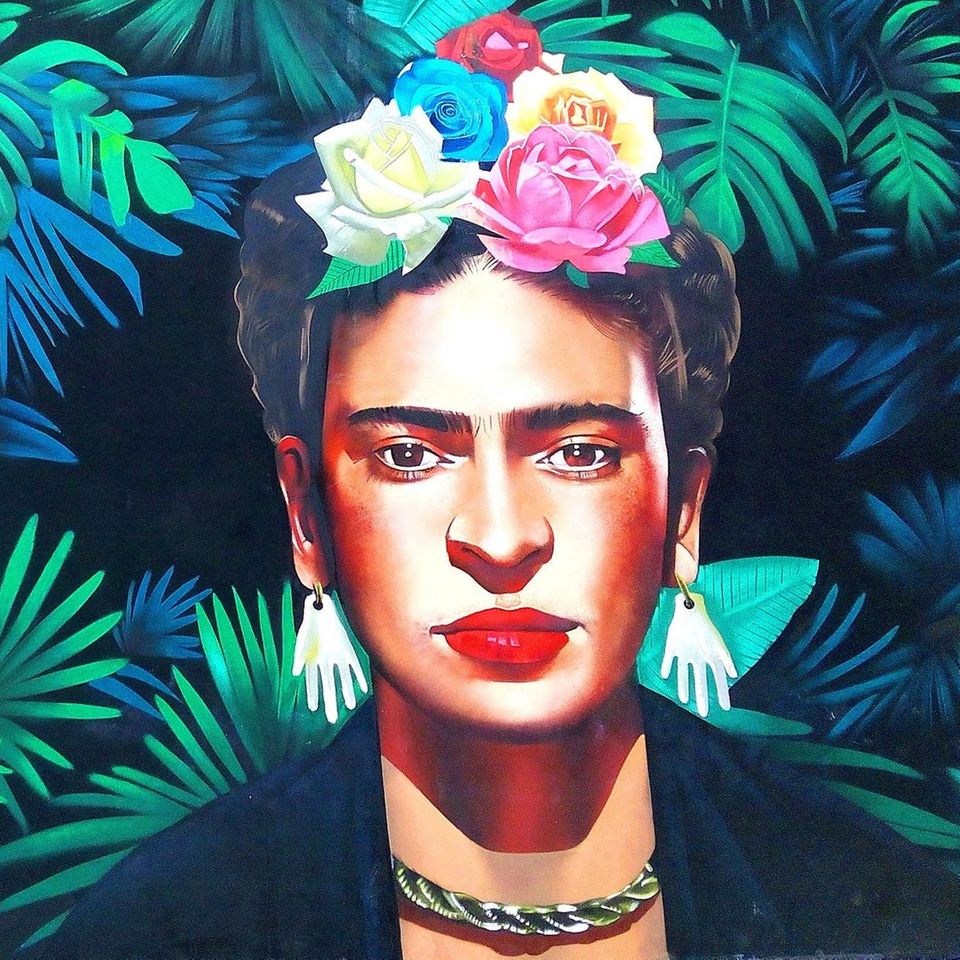 Als ich ungefähr zwölf Jahre alt war, habe ich mal den Film „Frida“ mit Salma Hayek in der Hauptrolle gesehen. Seitdem hat mich die Biografie der mexikanischen Künstlerin Frida Kahlo nicht mehr losgelassen und tief bewegt. Ja, ich würde sogar sagen, dass sie irgendwie auch zu einer Art Role Model für mich geworden ist: Ihre Stärke, trotz aller körperlichen Beschwerden nach dem Unfall immer weiterzumachen und für sich und ihre Malerei einzutreten, ihre Persönlichkeit, ihr Mut und ihre Leidenschaft für alles, was sie liebte, macht sie für mich zu einer wirklich beeindruckenden Frau! Claudia, SEO-Redakteurin