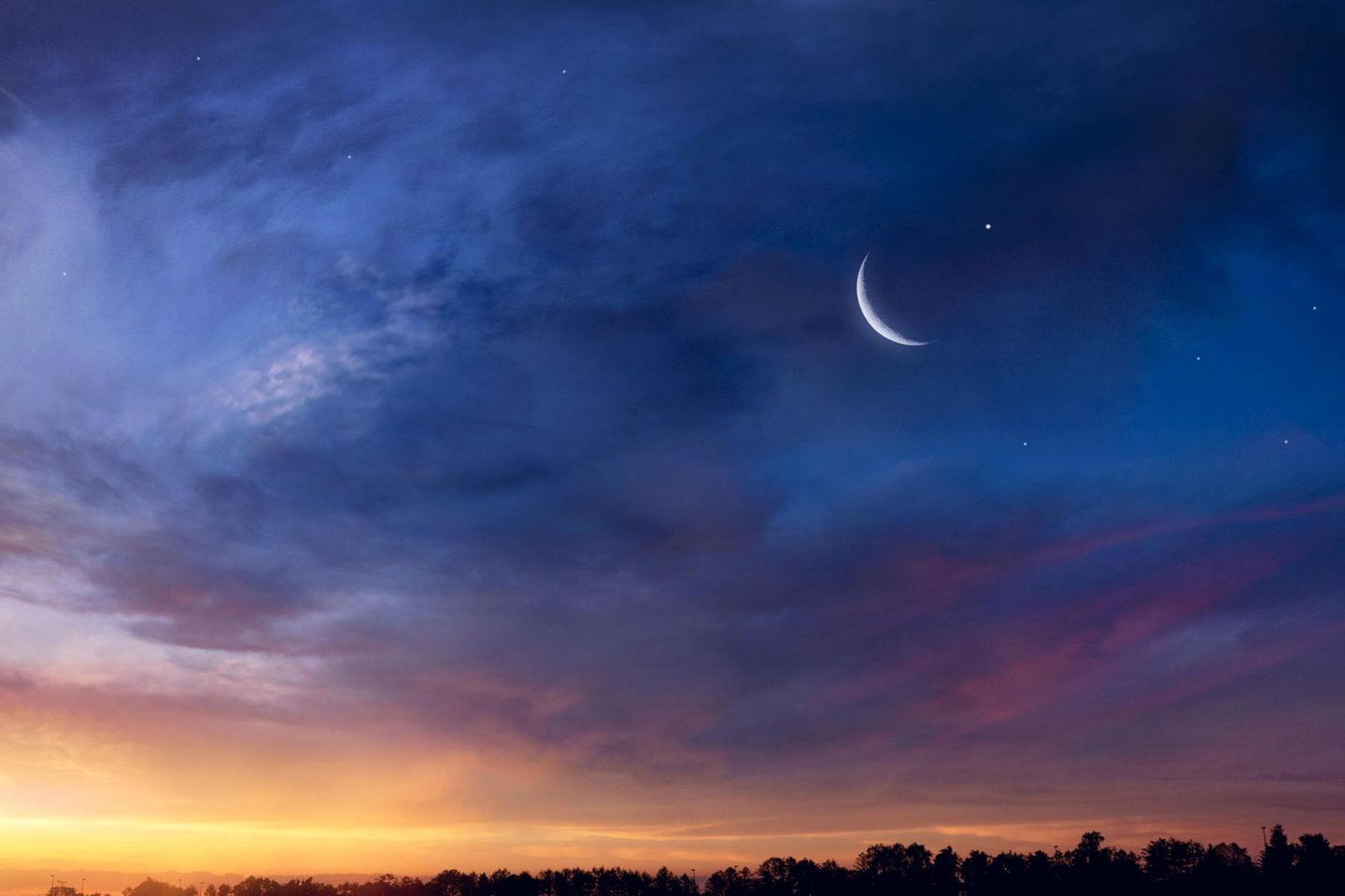 Horoskop: Ein langsam zunehmender Mond im Sonnenuntergang