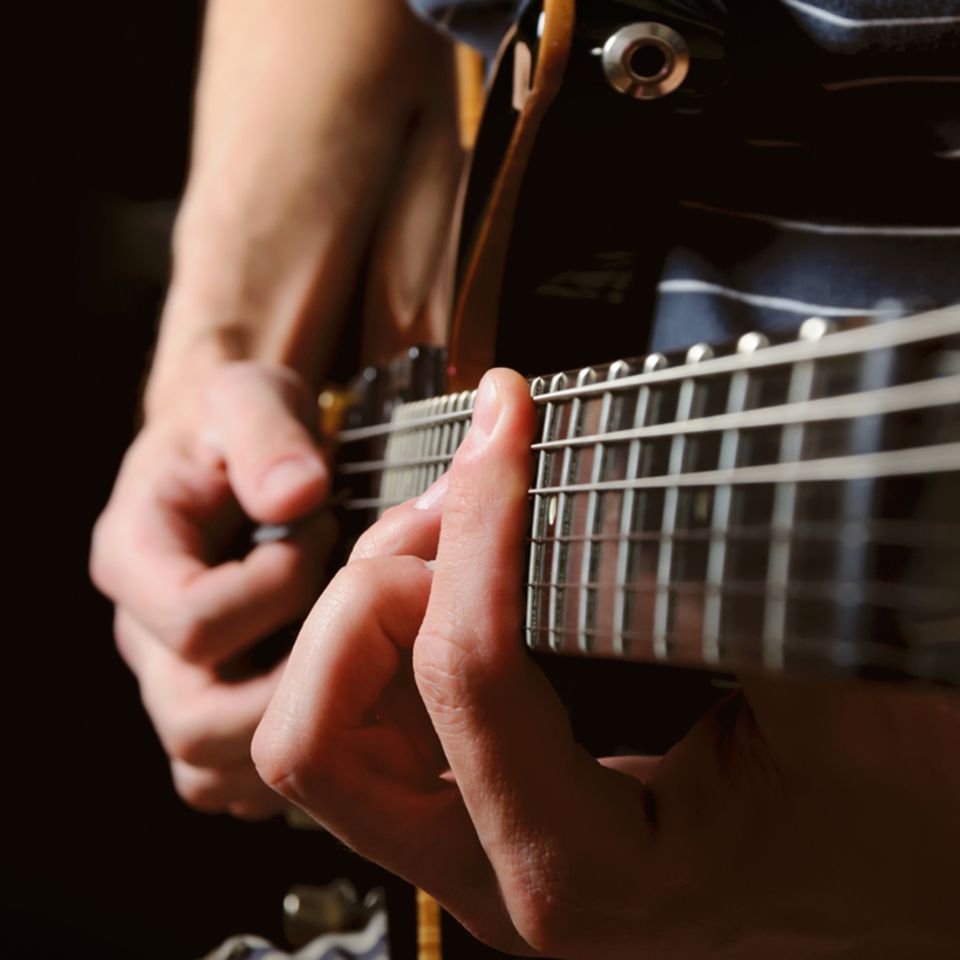 Tastsinn: Hände beim Gitarrespielen
