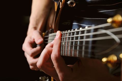 Tastsinn: Hände beim Gitarrespielen