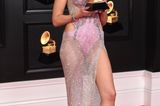 Ist das ein Kleid oder ein Schmuckstück? In diesem Hingucker von Versace posiert Dua Lipa mit ihrem Grammy. Passend zum Kleid gibt's natürlich den farblich abgestimmten Schmuck von BVLGARI. Mehr Glamour geht nicht!