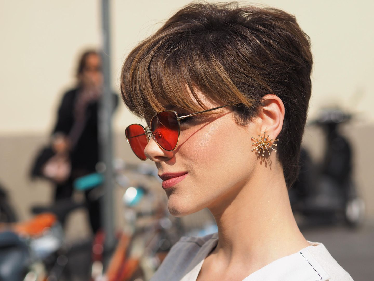 Vintage-Ohrringe: Paris Fashion Week Spring/Summer 2020, Junge Frau trägt große Ohrringe