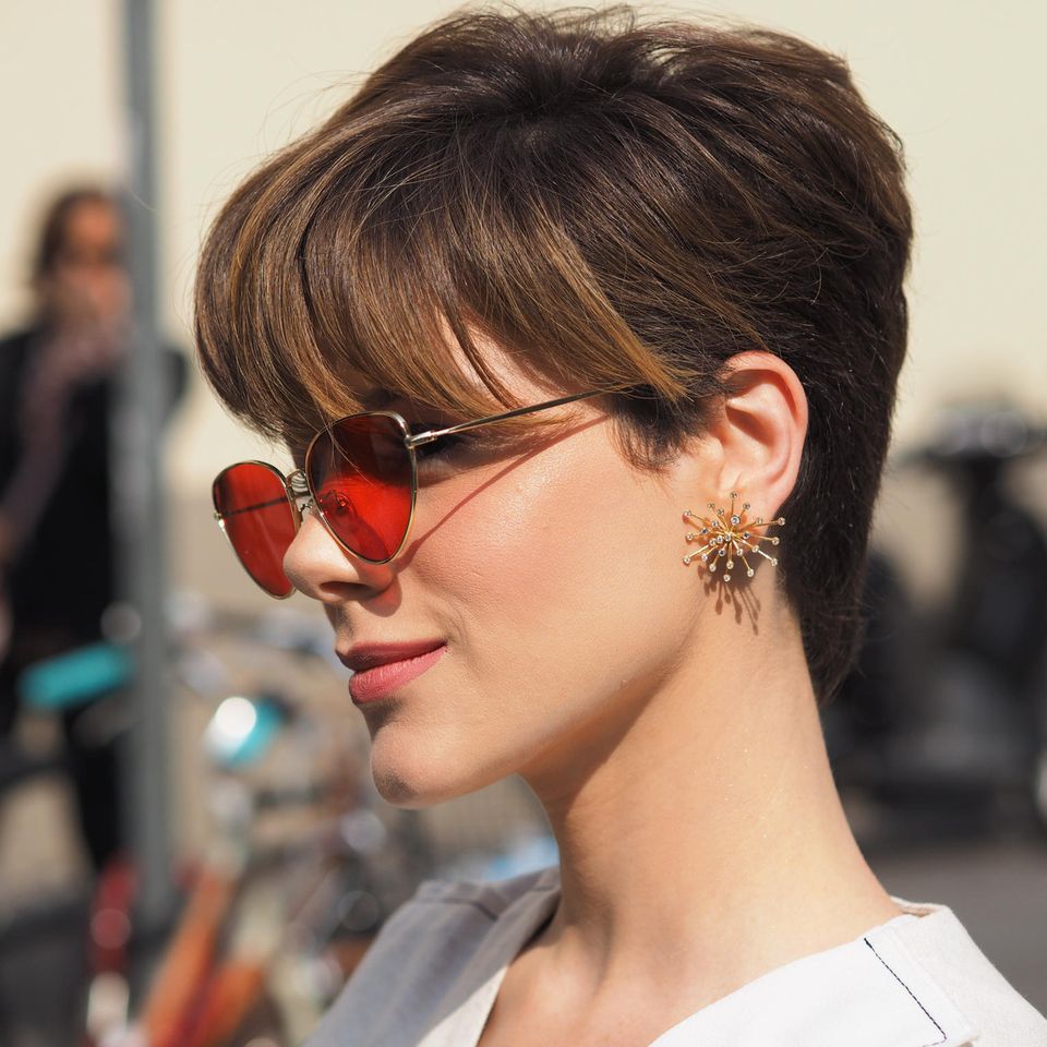 Vintage-Ohrringe: Paris Fashion Week Spring/Summer 2020, Junge Frau trägt große Ohrringe