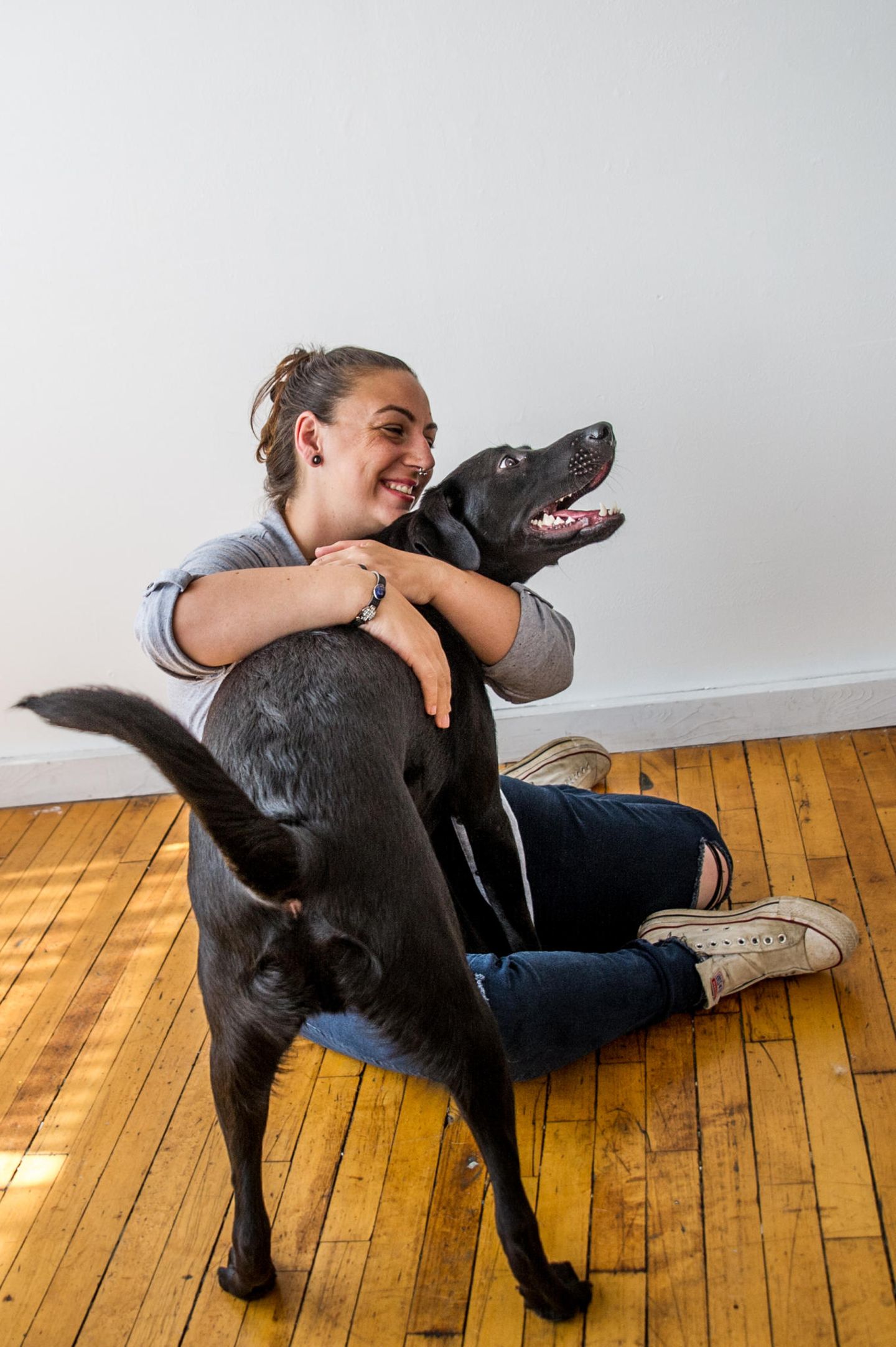 Bester Freunde der Frau: Frau umarmt Hund