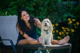 Bester Freund der Frau: Frau sitzt mit Hund auf Sonnenliege