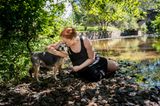 Bester Freund der Frau: Frau mit Hund am Fluss