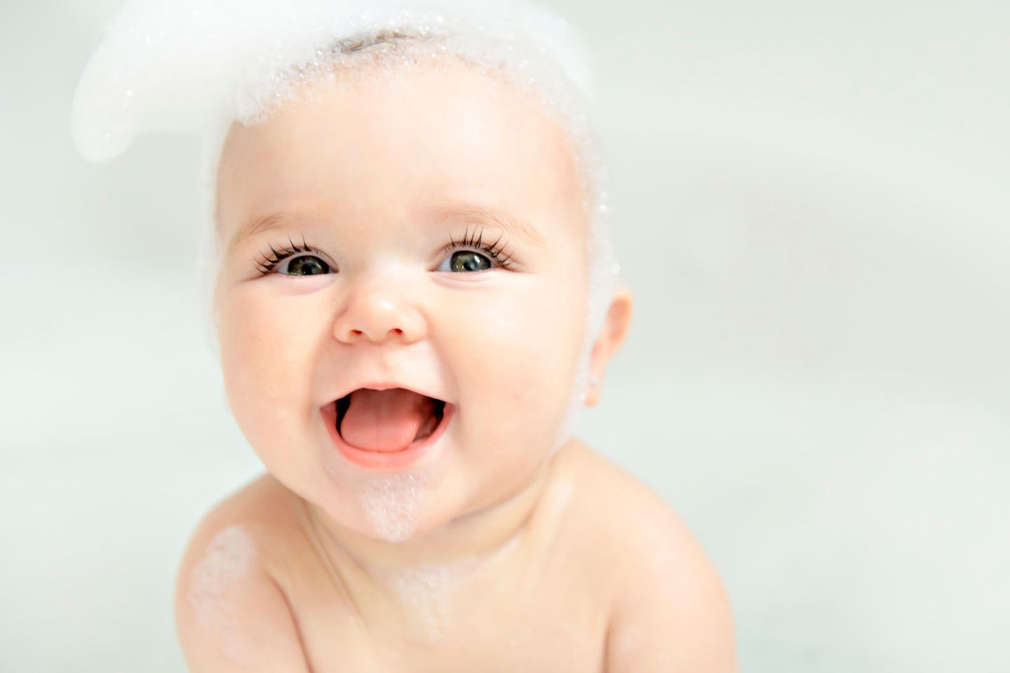 Babynamen für das Sternzeichen Zwillinge: Baby mit Badeschaum