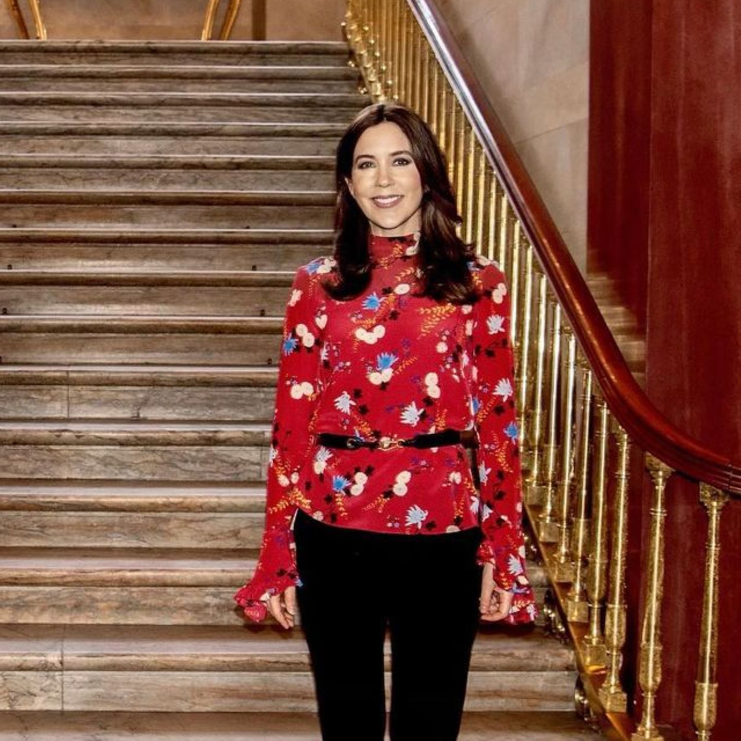 Wow, wie schön: Prinzessin Mary läutet mit diesem Look beim Besuch von Minister Mortensen den Frühling ein. Ihre verspielte Bluse von Erdem akzentuiert sie mit einem schmalen Gürtel, ihre Pumps sind von Jimmy Choo.