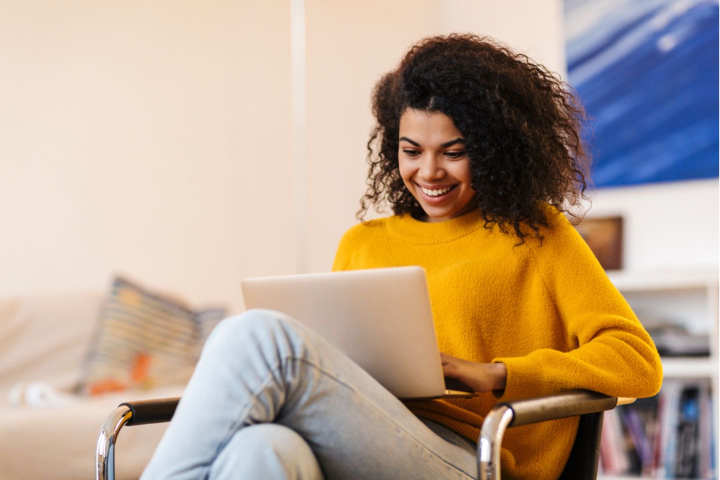 Erfolgssprüche: Lächelnde Frau sitzt am Laptop