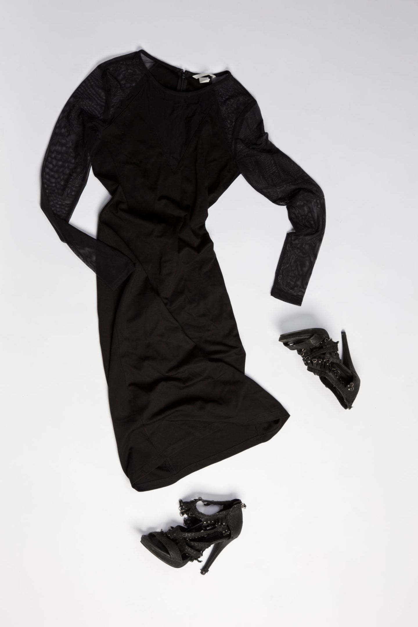 Ausstellung: schwarzes Kleid mit Schuhen