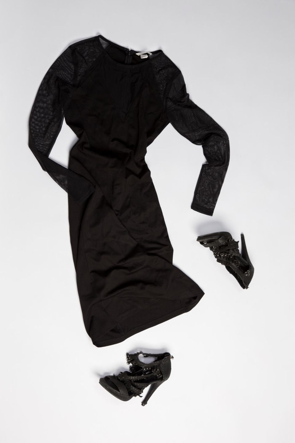 Ausstellung: schwarzes Kleid mit Schuhen