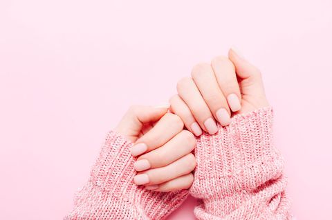 Velvet-Nails: So holt ihr die Trend-Maniküre zu euch nach Hause