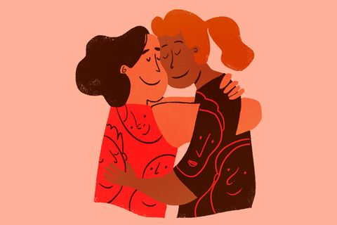 Horoskop: Zwei Frauen geben sich gegenseitig Halt