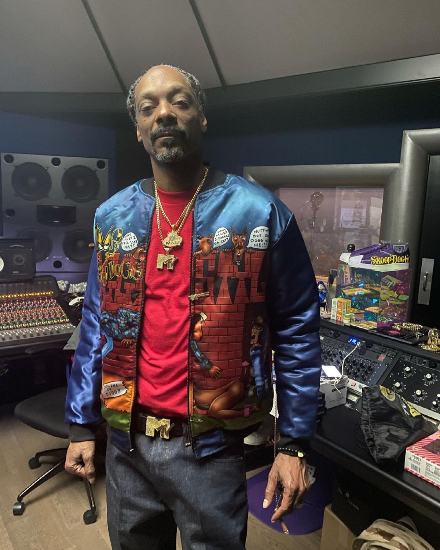 Der Sänger Snoop Dogg schaut auf eine eindrucksvolle Musikkarierre zurück. Unzählige Top-Ten-Hits und ausverkaufte Tourneen – weltweit. Und auch heute noch macht der 49-Jährige Musik, wie dieser Schnappschuss aus seinem Tonstudio beweist. Eigentlich alles wie immer, oder? Nicht ganz. Die grauen Haare im Bart und auf dem Kopf verraten dann doch, dass seit Hits wie "Still D.R.E" einige Jahre vergangen sind. 