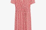 Wir stellen vor: Das perfekte Frühlingskleid! In süßer Wickeloptik und mit floralem Print machen wir mit diesem Dress wirklich alles richtig. Von Violeta by Mango, um die 50 Euro.