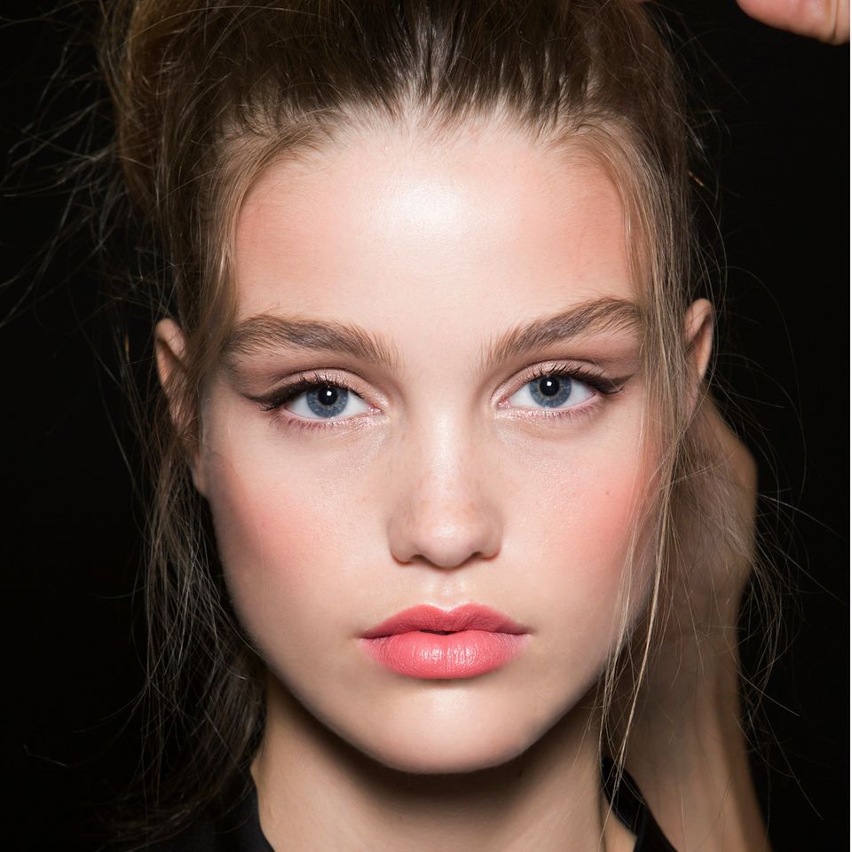 Brauner Eyeliner: So schminkt ihr den ultimativen Beauty-Trend für den Alltag