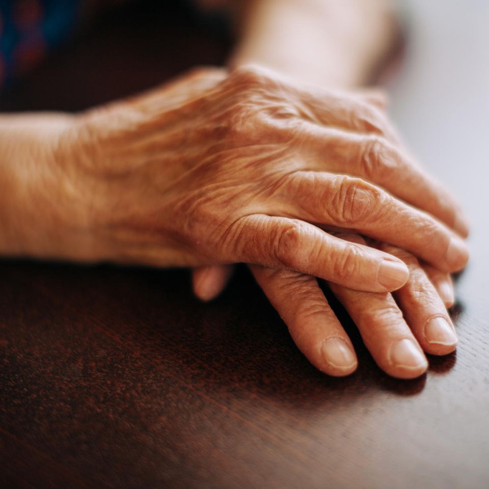 Erkenntnisse vorm Tod: Hände einer älteren Frau übereinandergelegt