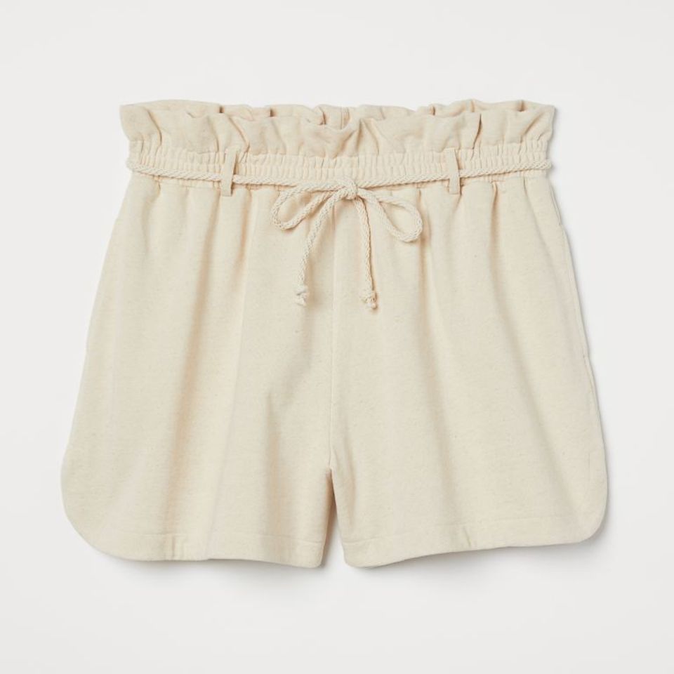 bei diesen Paperbag-Shorts vermisst keiner Rock oder Kleid. Super lässig für zuhause oder entspannt für draußen – dieses Teil ist echter Sommer-Favorit. Von H&M+, um 20 Euro. 