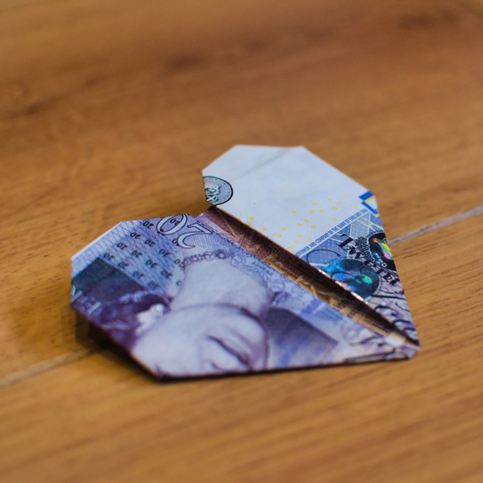 Geldscheine zum Herz falten: Origami-Herz