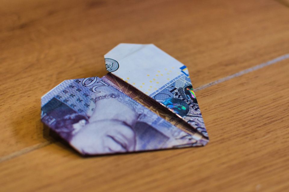 Geldscheine zum Herz falten: Origami-Herz