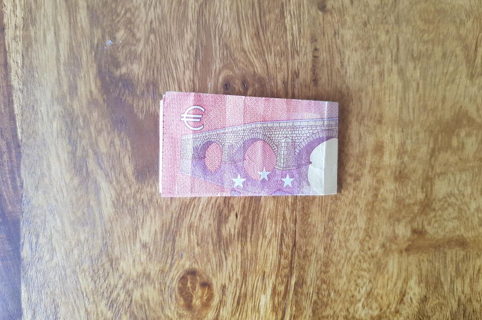 Geldscheine zum Herz falten: Zehn-Euro-Schein in der Mitte gefaltet