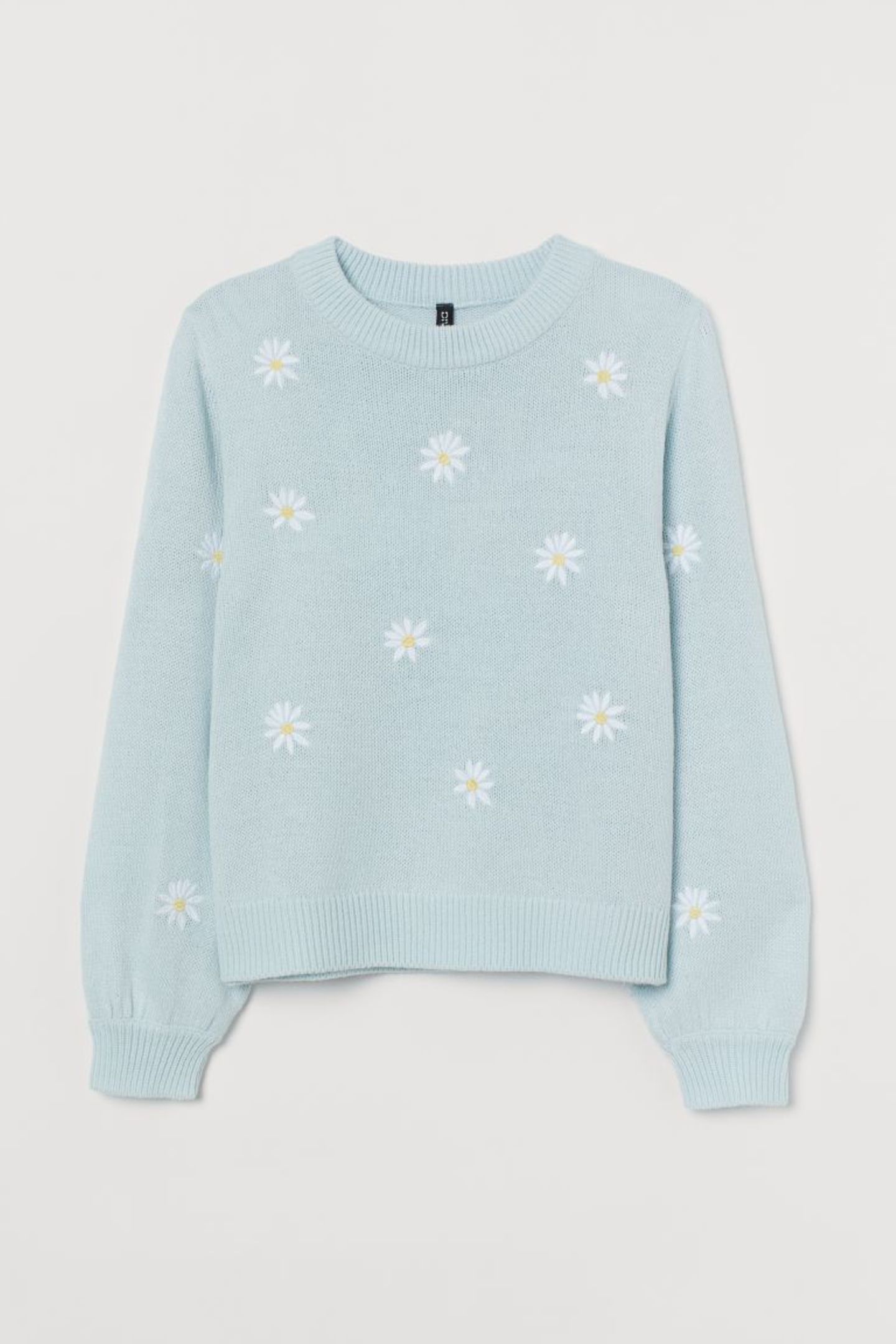 Bei diesem Pullover bekommen wir sofort Frühlingsgefühle! Nicht nur das zarte Pastellblau, sondern auch die süßen Gänseblümchen lassen unser Herz höher schlagen. Von H&M+, etwa 25 Euro.