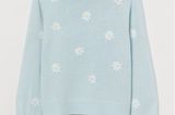 Bei diesem Pullover bekommen wir sofort Frühlingsgefühle! Nicht nur das zarte Pastellblau, sondern auch die süßen Gänseblümchen lassen unser Herz höher schlagen. Von H&M+, etwa 25 Euro.