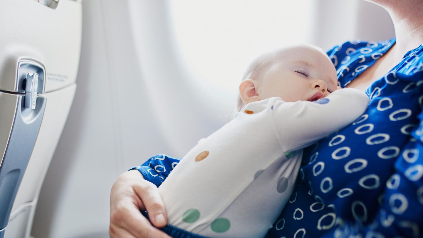 Fliegen mit Baby: So gelingt euer erster Flug