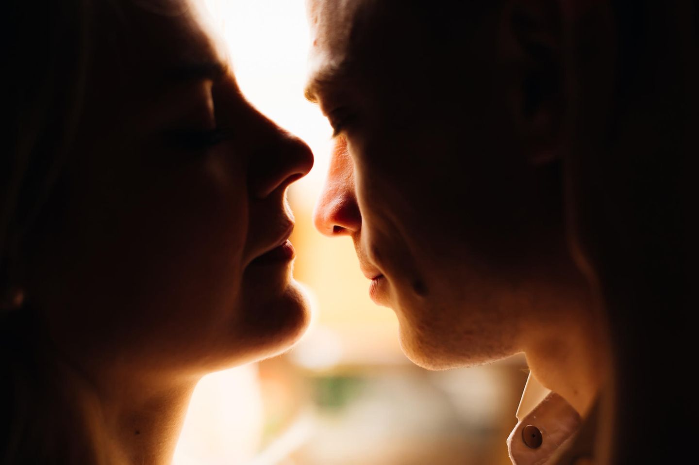 Psychologie: Ein Paar küsst sich