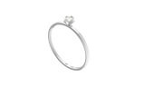 Zu diesem tollen Ring von Maren Jewellery sagen wir nicht nur "Ja", wir schreien es. Der mini Solitaire Ring aus Weißgold aus der ReMind Kollektion ist schlichte Perfektion mit genau der nötigen Portion Stil. Für rund 545 Euro bei Maren Jewellery erhältlich.