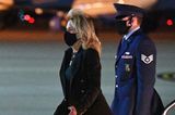 Dr. Jill Biden zeigt sich bei der Ankunft auf der Air Force Base in Maryland  fast schon verrucht: Sie trägt ein Kleid mit Lederapplikationen, dazu kombiniert sie hohe Stiefeletten und Spitzen-Strumpfhose. Businesstauglich wird's mit klassischem Blazer.