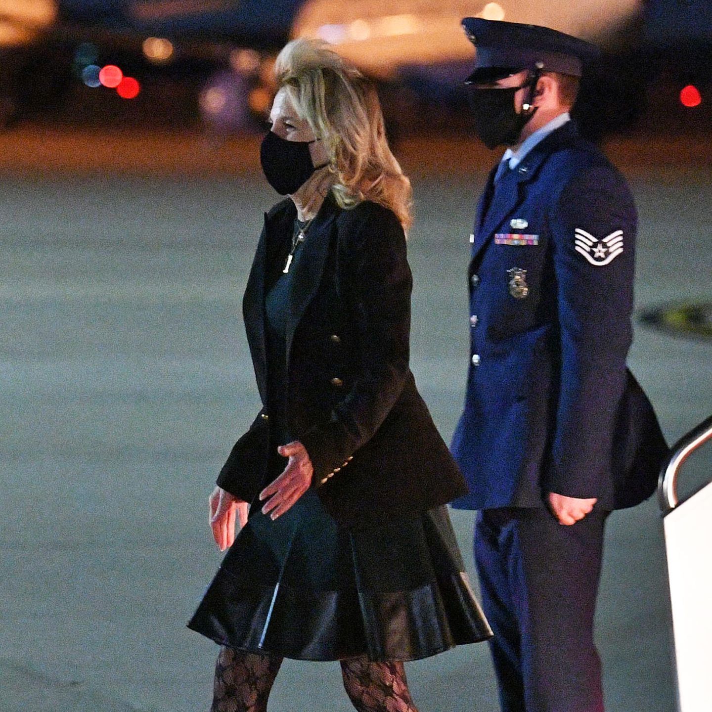 Dr. Jill Biden zeigt sich bei der Ankunft auf der Air Force Base in Maryland  fast schon verrucht: Sie trägt ein Kleid mit Lederapplikationen, dazu kombiniert sie hohe Stiefeletten und Spitzen-Strumpfhose. Businesstauglich wird's mit klassischem Blazer.
