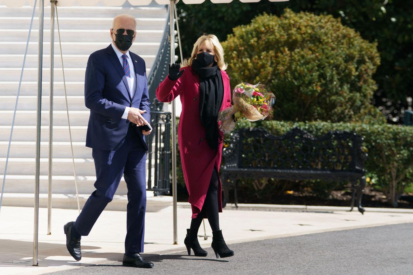 Ab in die Osterferien – und das mit Stil. Auf dem Weg nach Camp David setzt Jill Biden auf einen dunkelroten Wollmantel, schwarze Accessoires und ihre aktuellen Lieblings-Stiefeletten.