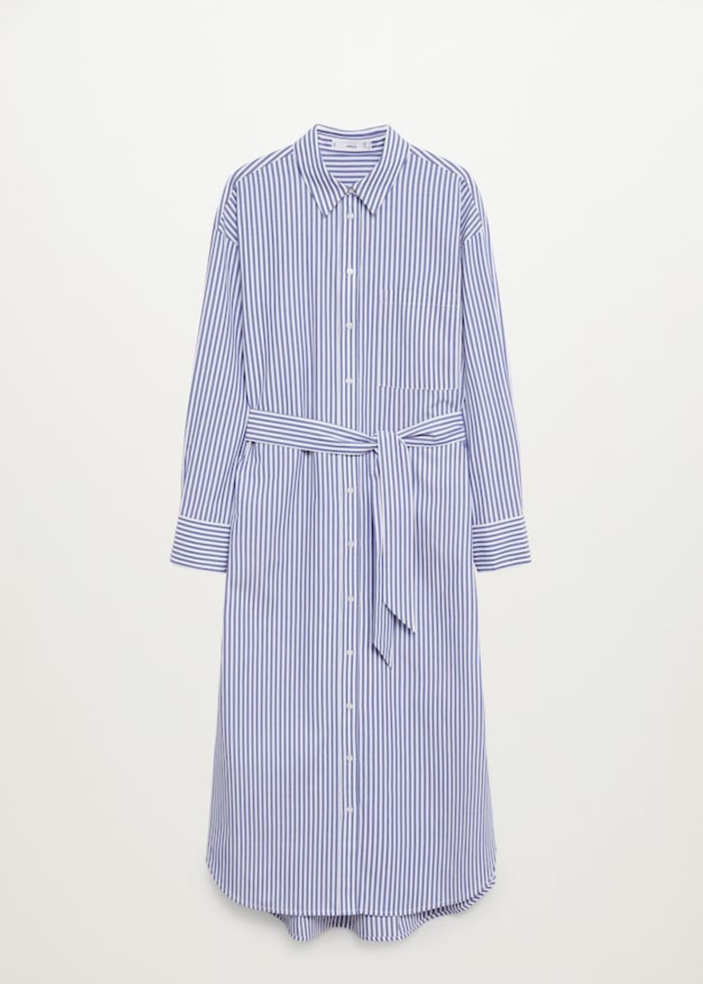 Ein Teil, das alles kann? Diese überlange Bluse kann als cooles Hemdblusenkleid oder über einer Skinnyjeans getragen werden. So oder so – dieses It-Piece darf in keinem Kleiderschrank fehlen. Von Mango, um 40 Euro.