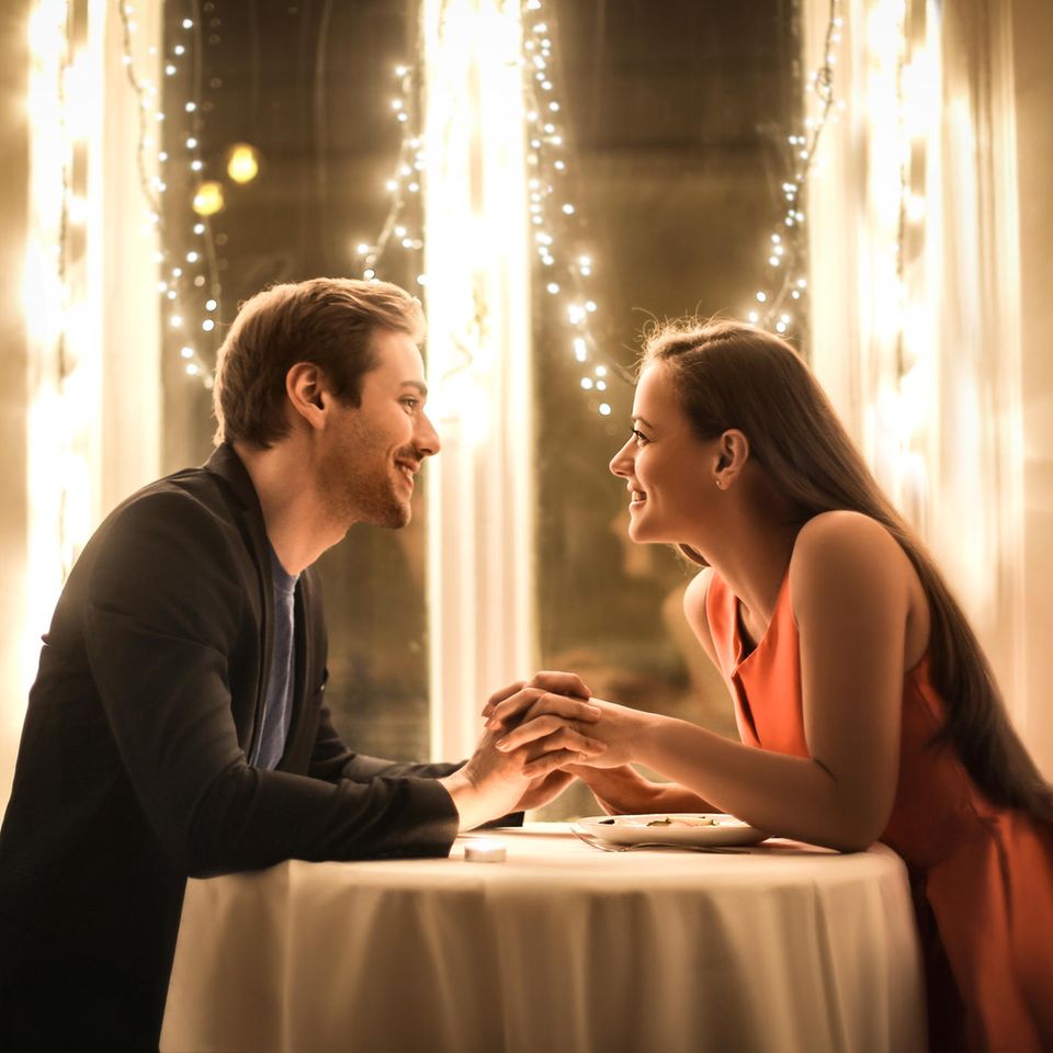Future Faking: Mann und Frau sitzen im Restaurant